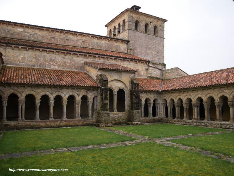 CLAUSTRO. TORRE ERIGIDA A LOS PIES DEL TEMPLO